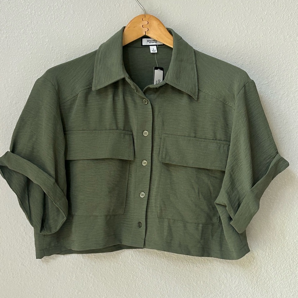 (NWT) Cropped Button Up Utility Short Sleeve Shirt in Olive Green (Size L)